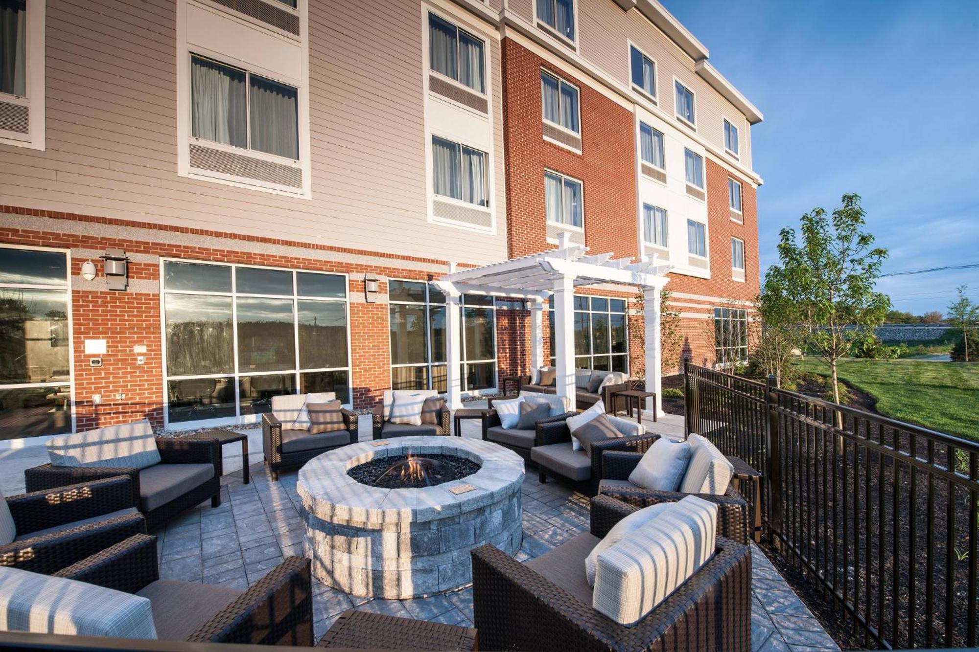 Courtyard By Marriott Boston Littleton Hotel Exterior photo