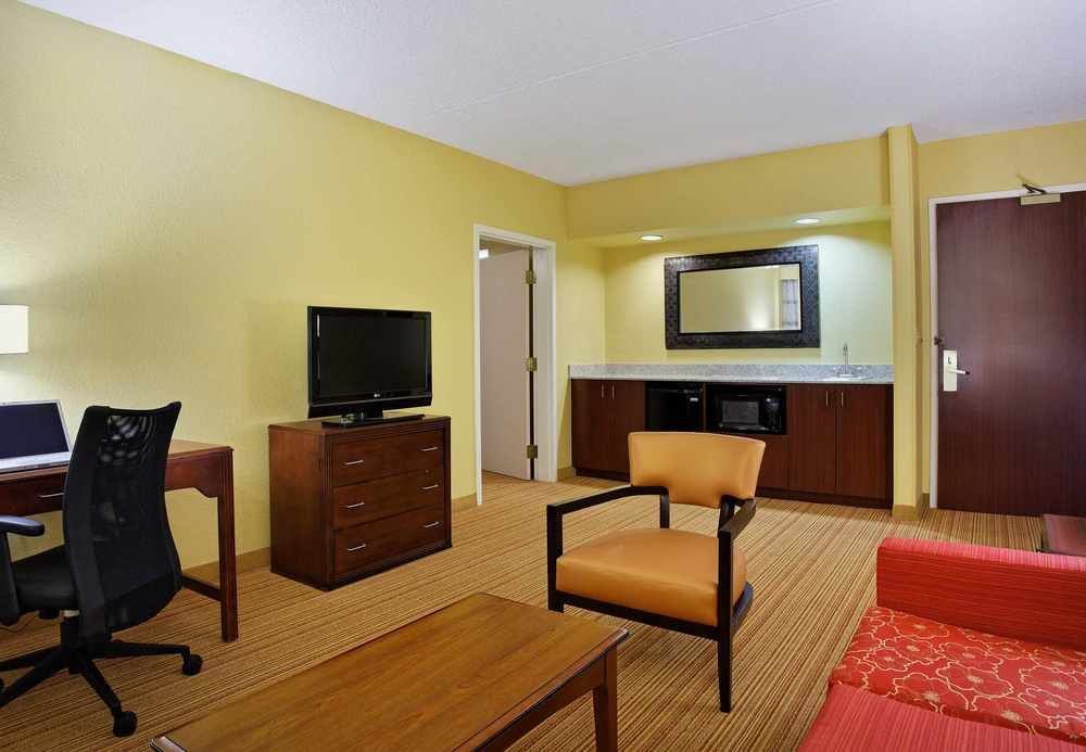 Courtyard By Marriott Boston Littleton Hotel Exterior photo