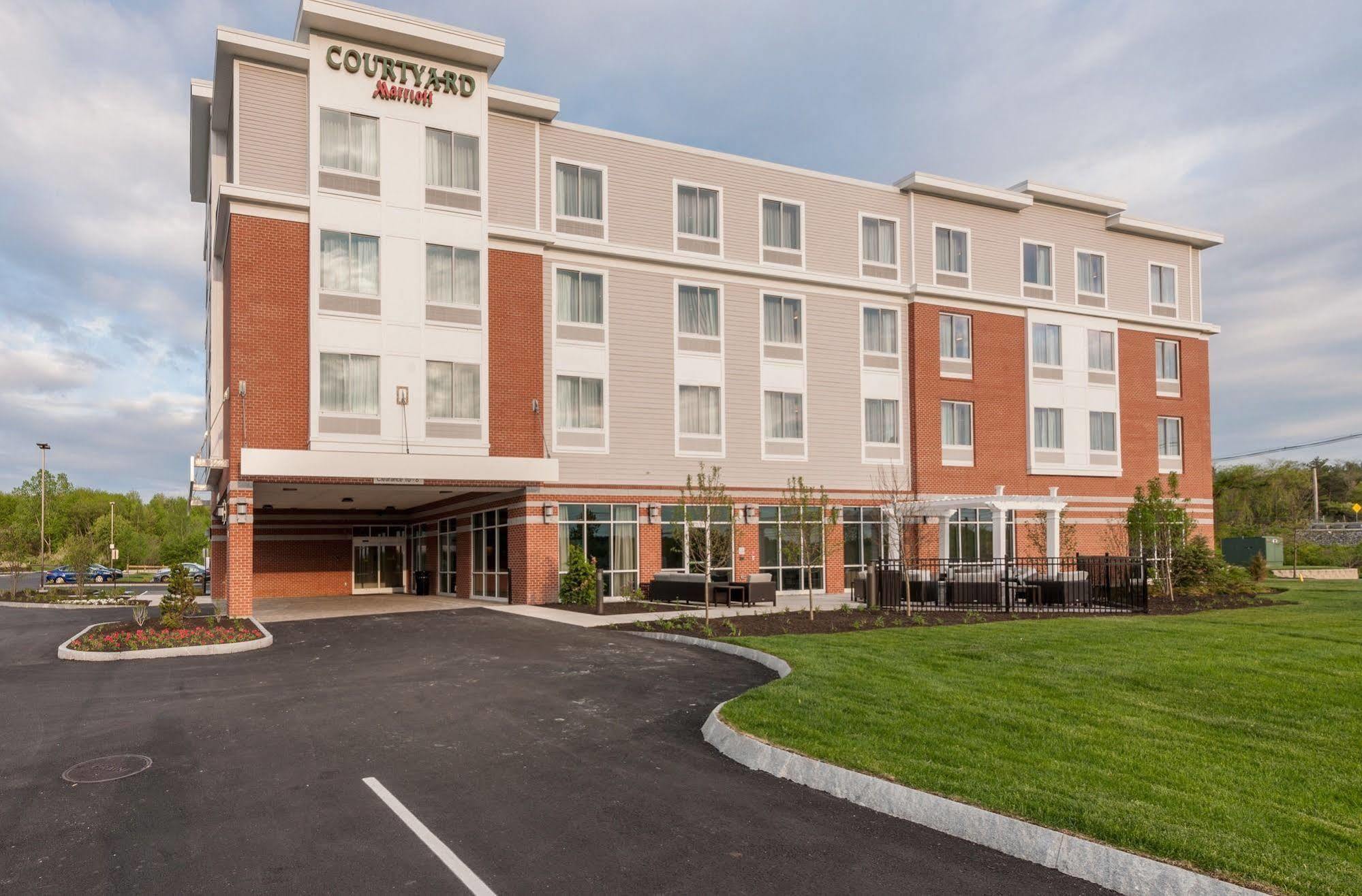 Courtyard By Marriott Boston Littleton Hotel Exterior photo