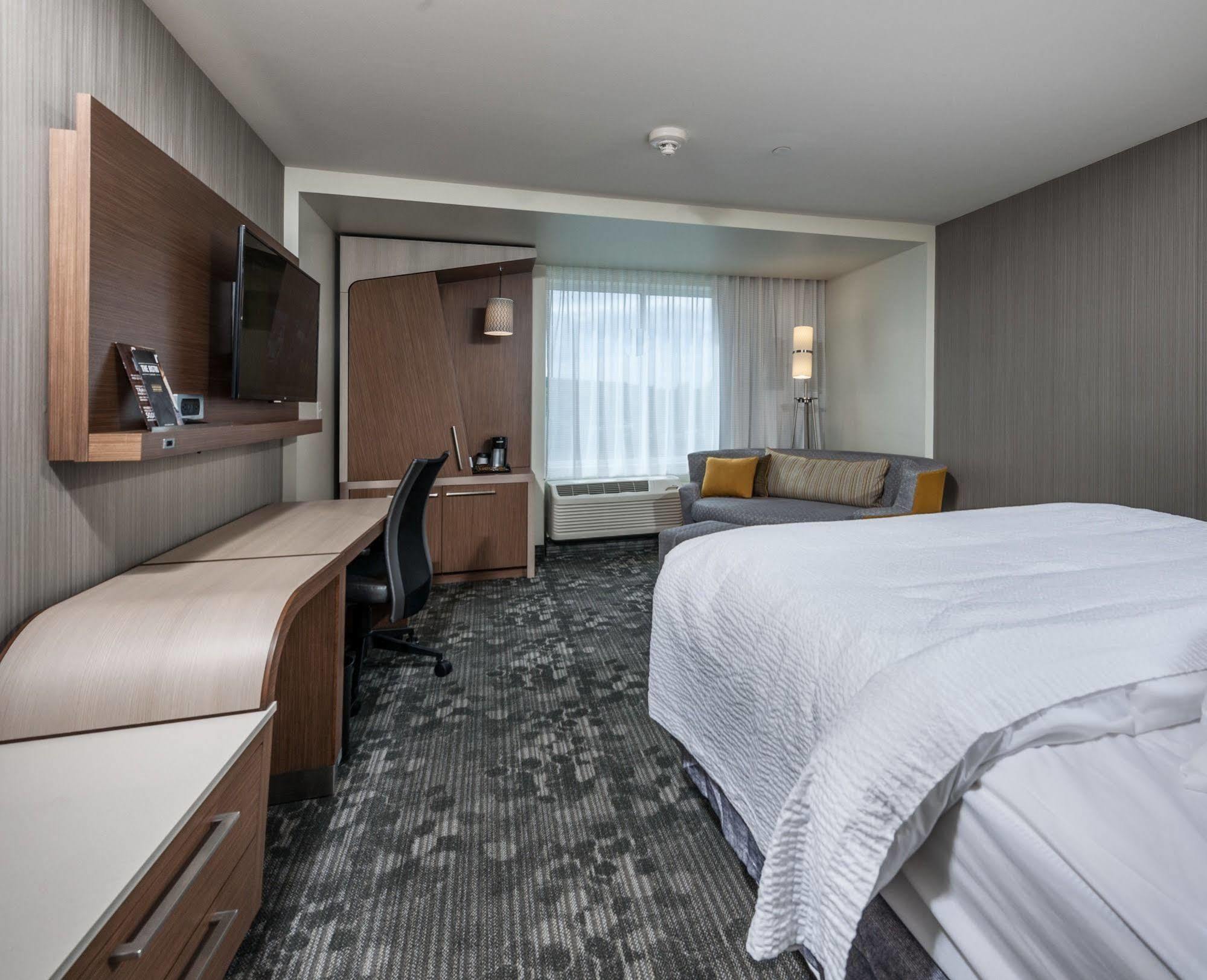 Courtyard By Marriott Boston Littleton Hotel Exterior photo