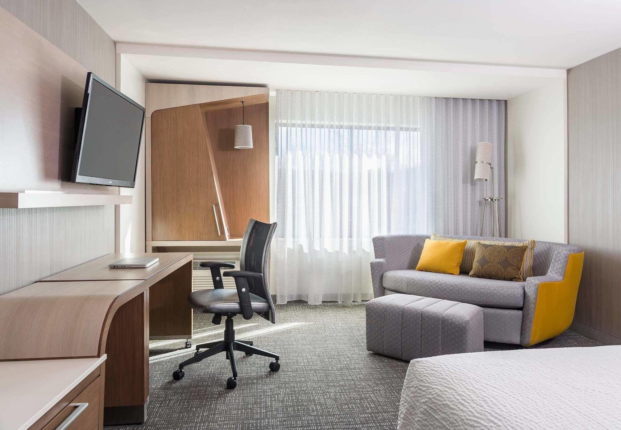 Courtyard By Marriott Boston Littleton Hotel Exterior photo